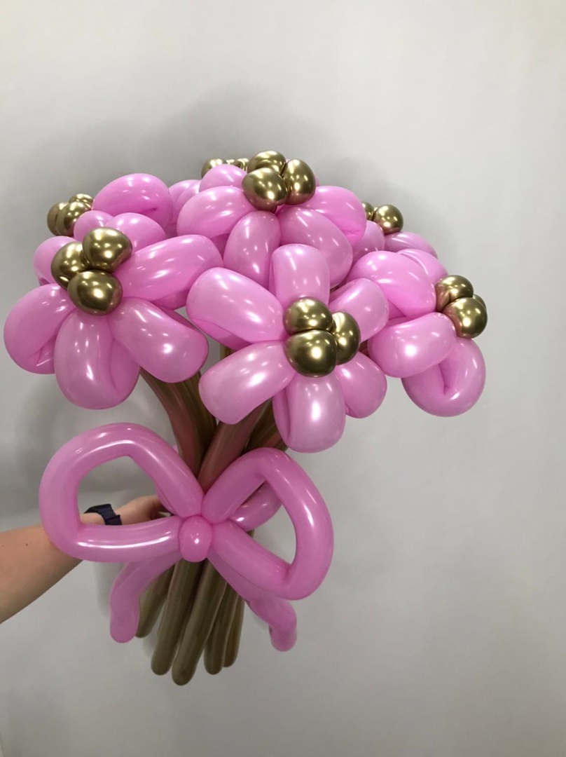 Букет из 7 розовых цветочков на золотой ножке с бантиком